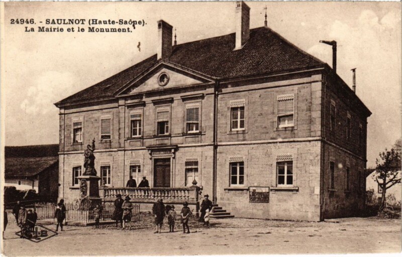 Carte postale ancienne Saulnot La Mairie et le Monument à Saulnot