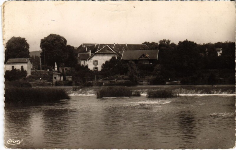 Carte postale ancienne Marnay Le Barrage et le Monument à Marnay