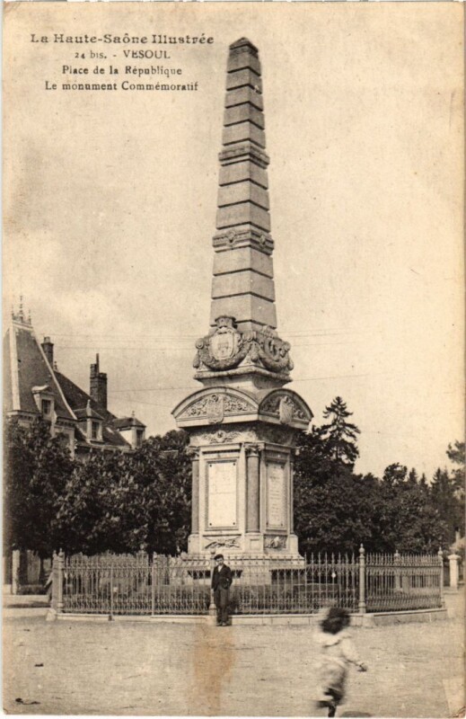 Carte postale ancienne Vesoul Place de la Republique mon. Commemoratif à Vesoul