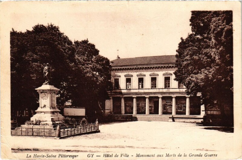 Carte postale ancienne Gy Hotel de Ville Mon. aux Morts