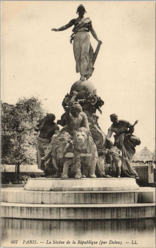 Carte postale ancienne Paris 12e Place de la Nation Statue de la République