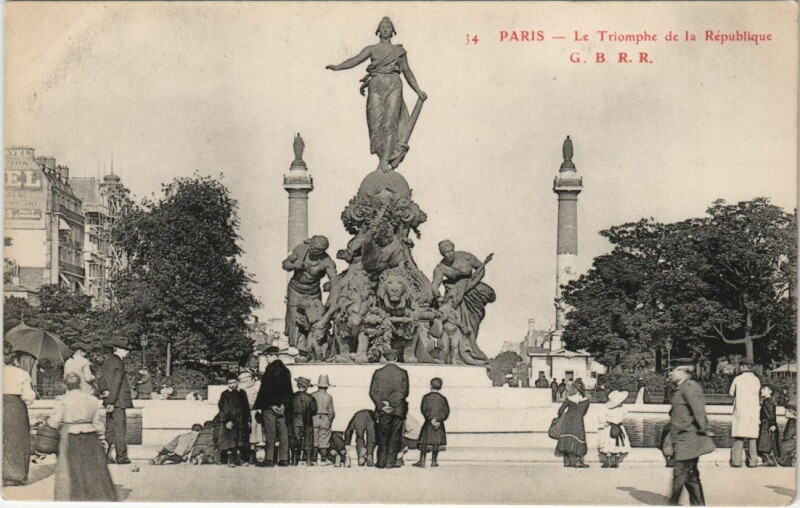 Carte postale ancienne Paris 12e Place de la Nation Statue de la République
