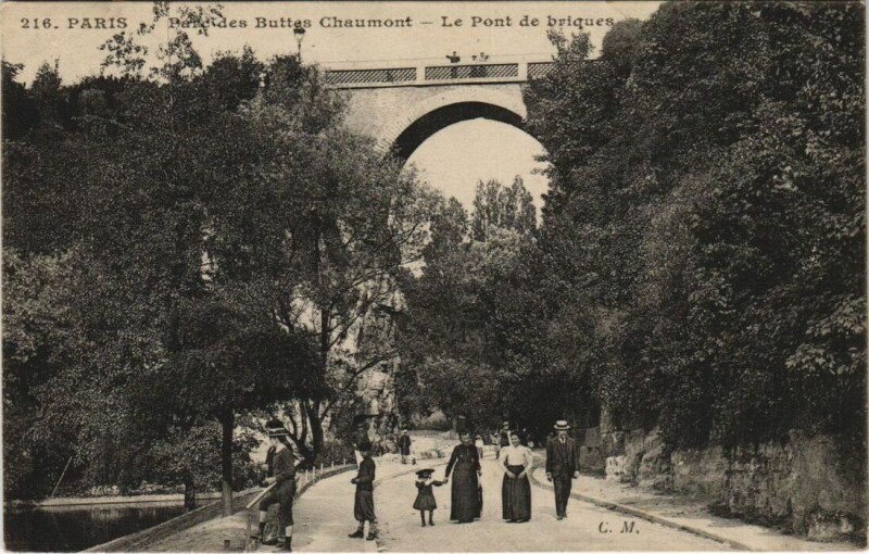 Carte postale ancienne Parc des Buttes Chaumont - Le Pont de briques à Paris 19e