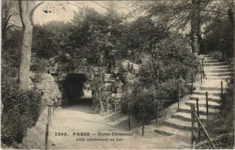 Carte postale ancienne Paris 19e Buttes-Chaumont Allée