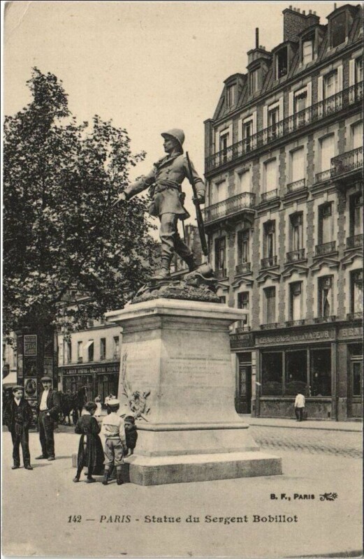 Carte postale ancienne Paris 13e Statue du Sergent Bobillot