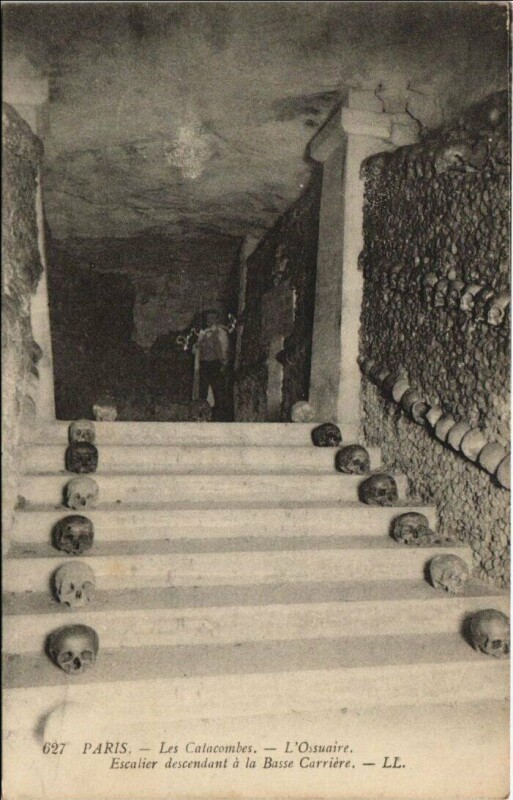 Carte postale ancienne Les Catacombes - L'Ossuaire - Escalier descendant à la Basse Carrière à Paris 14e