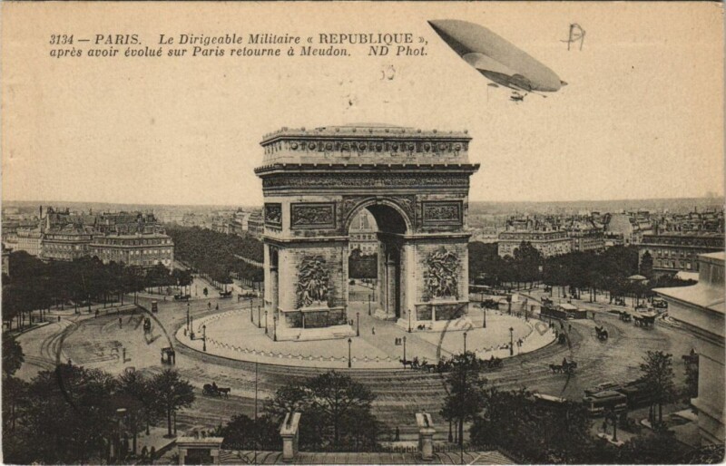 Carte postale ancienne Le dirigeable “République au dessus de l'Arc de Triomphe à Paris 8e