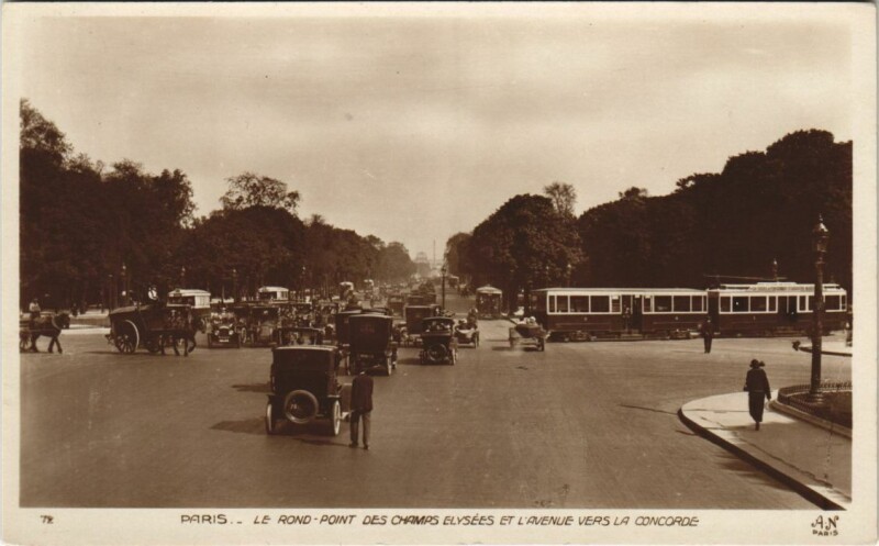 Carte postale ancienne Paris 8e Champs-Elysées