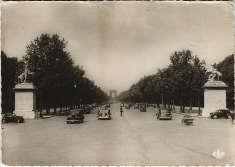 Carte postale ancienne Paris 8e Champs-Elysées