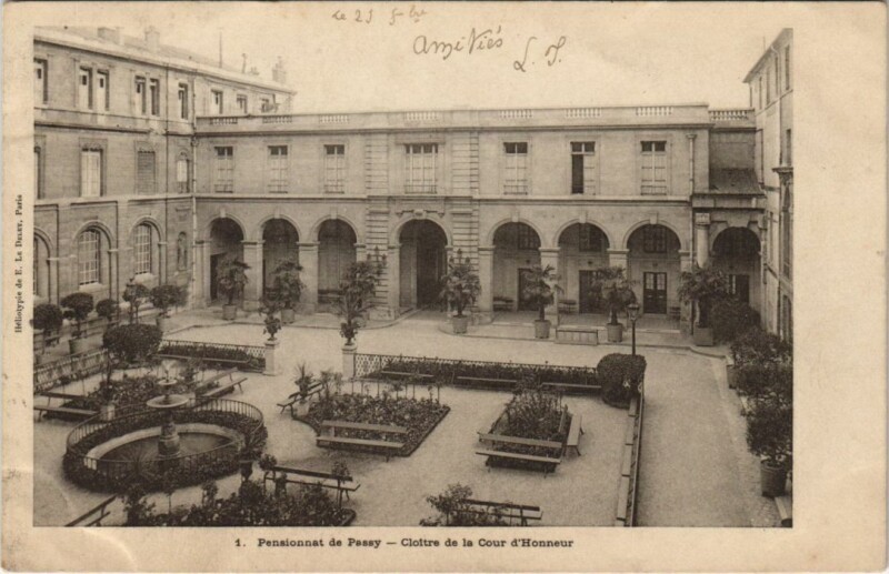 Carte postale ancienne Pensionnat de Passy - Cloître de la Cour d'Honneur à Paris 16e