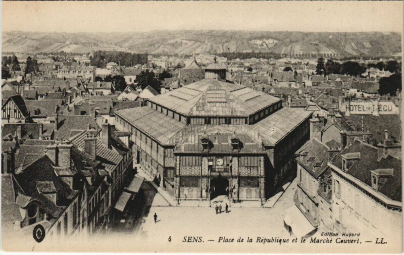 Carte postale ancienne Sens Place de la Republique et le Marche Couvert