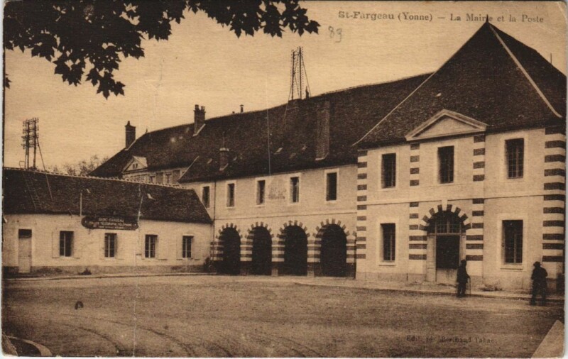 Carte postale ancienne Saint-Fargeau La Mairie et la Poste à Saint-Fargeau