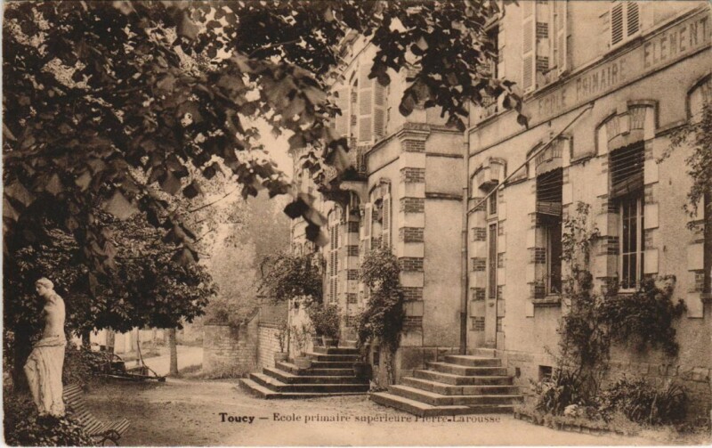Carte postale ancienne Toucy Ecole Primaire Superieure Pierre-Larousse à Toucy