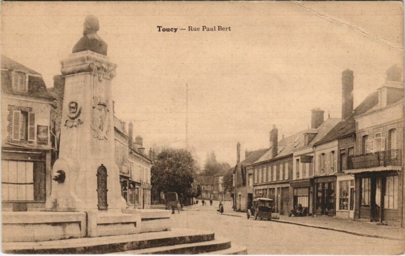 Carte postale ancienne Toucy Rue Paul Bert à Toucy