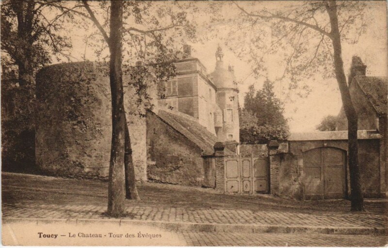Carte postale ancienne Toucy Le Chateau - Tour des Eveques à Toucy