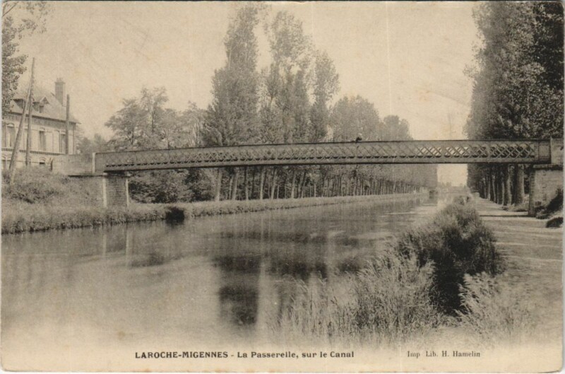 Carte postale ancienne Laroche-Migennes La Passerelle sur le Canal à Migennes