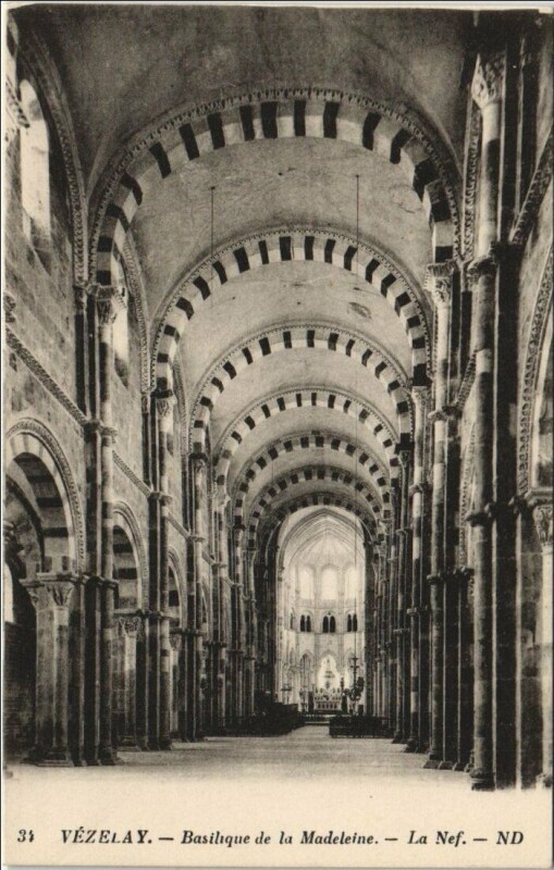 Carte postale ancienne Vezelay Basilique de la Madeleine - La Nef