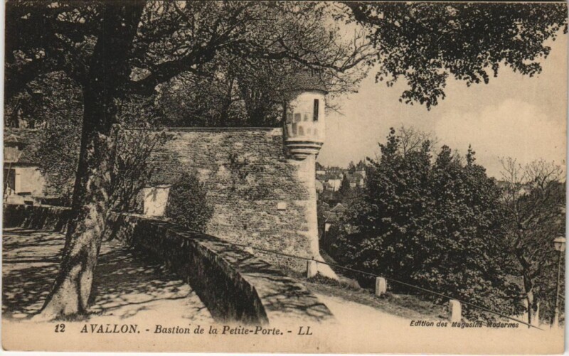 Carte postale ancienne Avallon Bastion de la Petite-Porte à Avallon