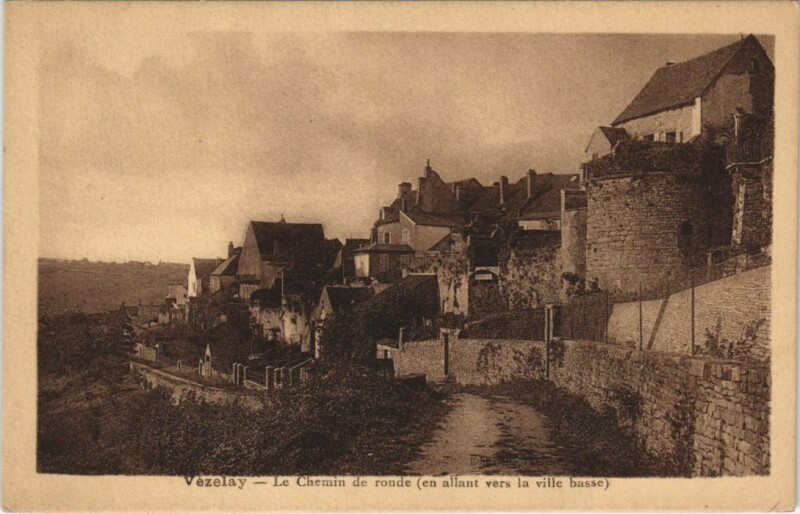 Carte postale ancienne Vezelay Le Chemin de Ronde
