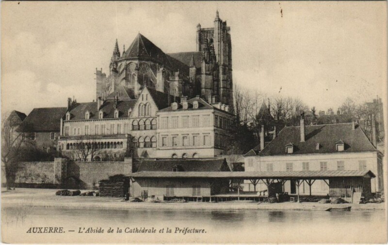 Carte postale ancienne Auxerre L'Abside de la Cathedrale et la Prefecture à Auxerre