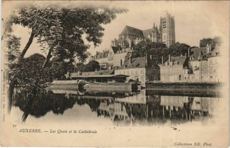 Carte postale ancienne Auxerre Les Quais et la Cathedrale à Auxerre