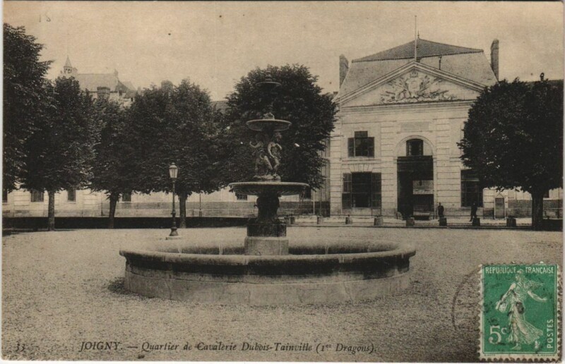 Carte postale ancienne Joigny Quartier de Cavalerie Dubois-Tainville à Joigny