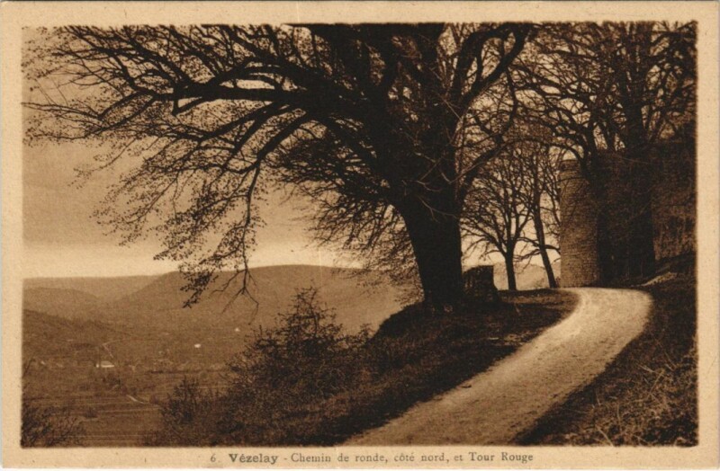 Carte postale ancienne Vezelay Chemin de Ronde - Cote Nord et Tour Rouge