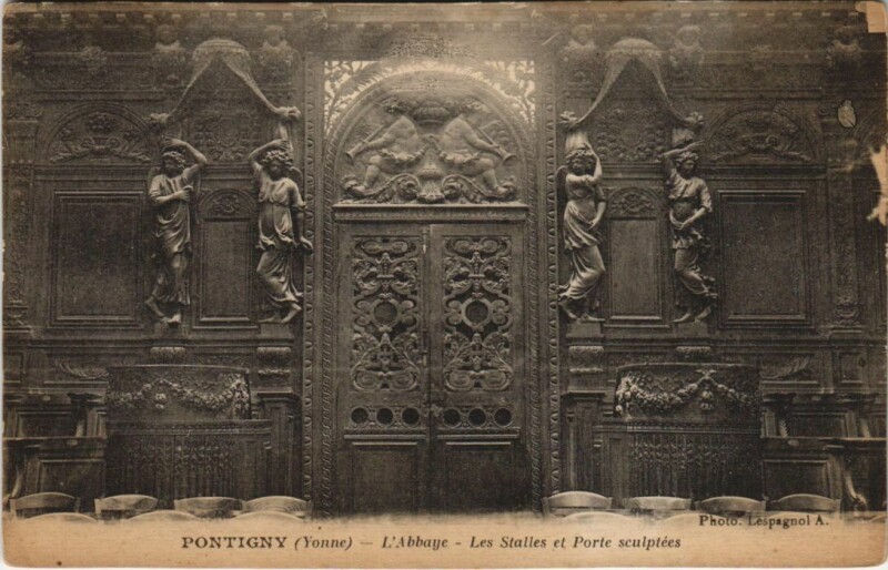 Carte postale ancienne Pontigny L'Abbaye - Les Stalles et Porte Sculptees à Pontigny