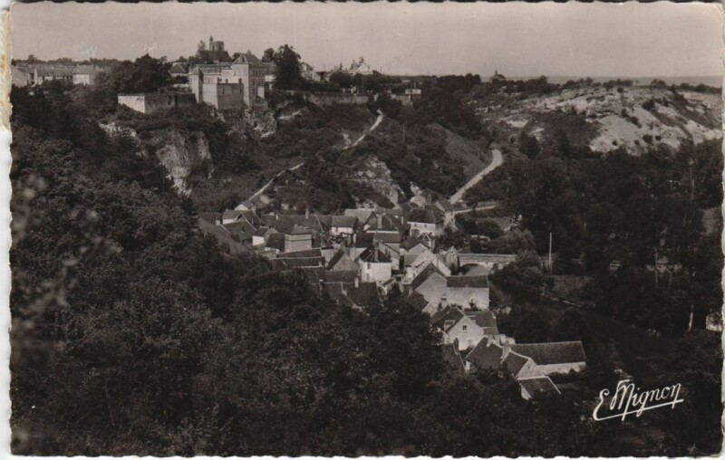 Carte postale ancienne Mailly-le-Chateau Village du Bas et le Chateau