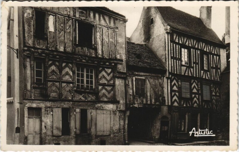 Carte postale ancienne Noyers-sur-Serein Place de la Petite Etape aux Vins - Maison à Noyers