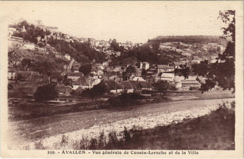 Carte postale ancienne Avallon Vue Generale de Cousin-Laroche et de la Ville à Avallon