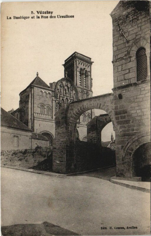 Carte postale ancienne Vezelay La Basilique et la Rue des Ursulines