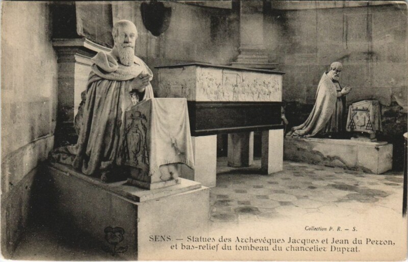Carte postale ancienne Sens Statues des Archeveques Jacques et Jean du Perron