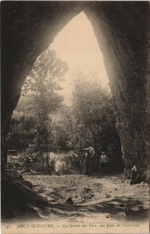 Carte postale ancienne Arcy-sur-Cure La Grotte des Fees - Vue prise de l'Interieur à Arcy-sur-Cure
