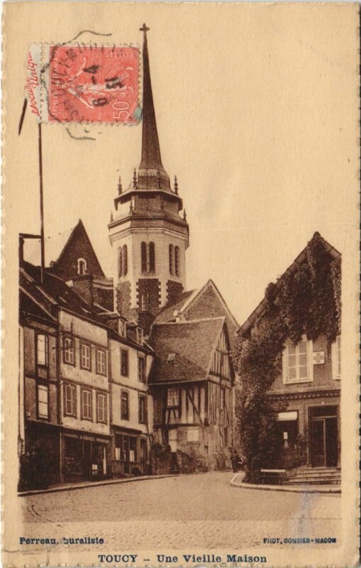 Carte postale ancienne Toucy Une Vieille Maison à Toucy
