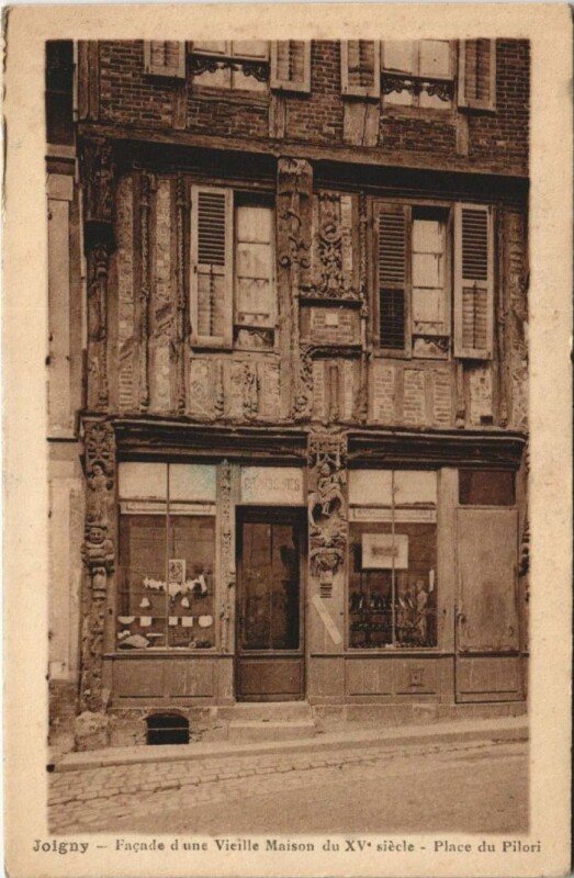 Carte postale ancienne Joigny Facade d'une Vieille Maison - Place du Pilori à Joigny