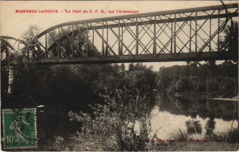 Carte postale ancienne Migennes-Laroche Le Pont du C. F. D. sur l'Armancon à Migennes