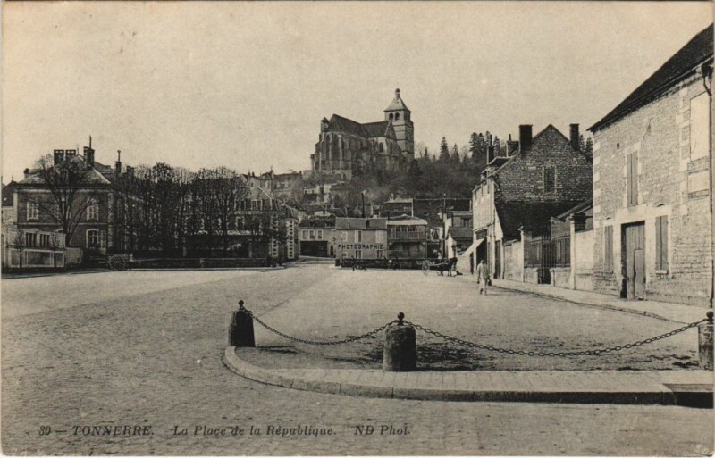 Carte postale ancienne Tonnerre La Place de la Republique à Tonnerre