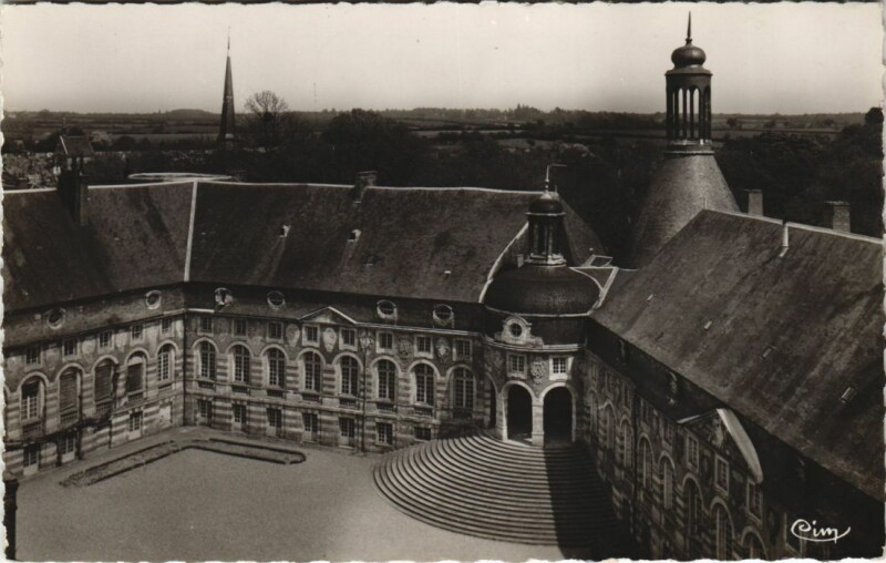 Carte postale ancienne Saint-Fargeau La Cour d'Honneur et la Chapelle du Chateau à Saint-Fargeau