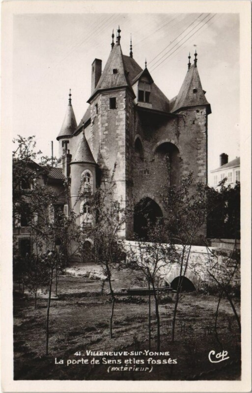 Carte postale ancienne Villeneuve-sur-Yonne La Porte de Sens et les Fosses à Villeneuve-sur-Yonne