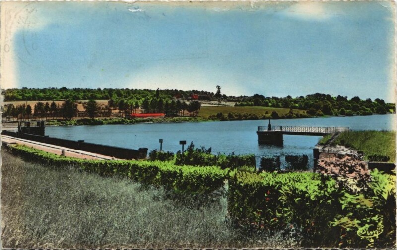 Carte postale ancienne Saint-Fargeau Reservoir de Bourdon - La Digue - La Tour à Saint-Fargeau