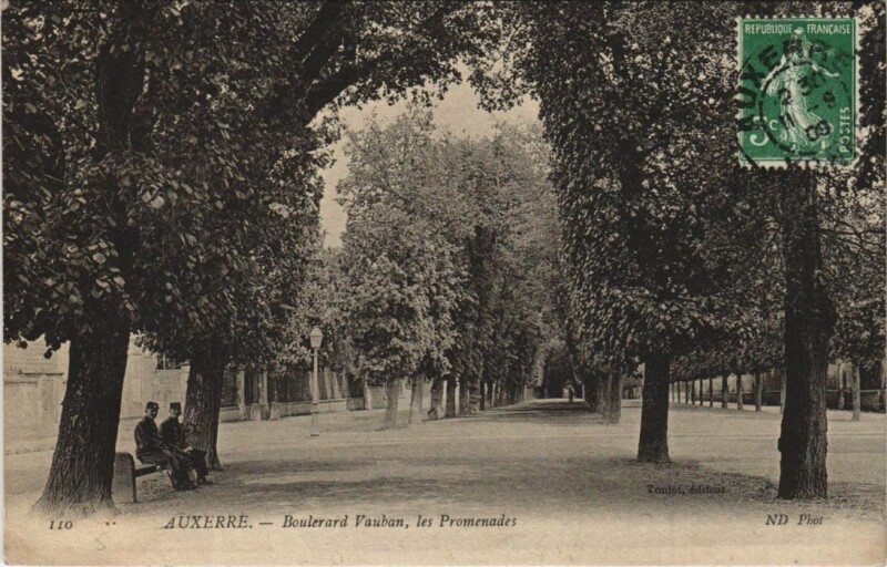 Carte postale ancienne Auxerre Boulevard Vauban - Les Promenades à Auxerre