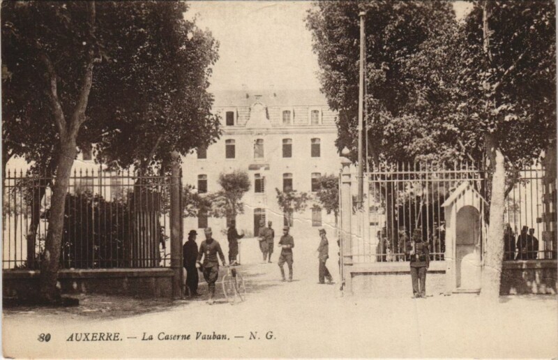 Carte postale ancienne Auxerre La Caserne Vauban à Auxerre