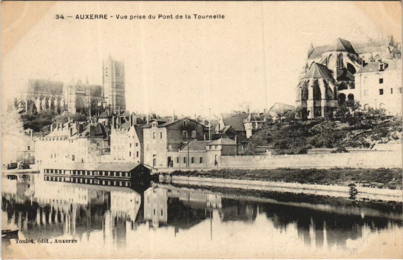 Carte postale ancienne Auxerre Vue prise du Pont de la Tournelle à Auxerre