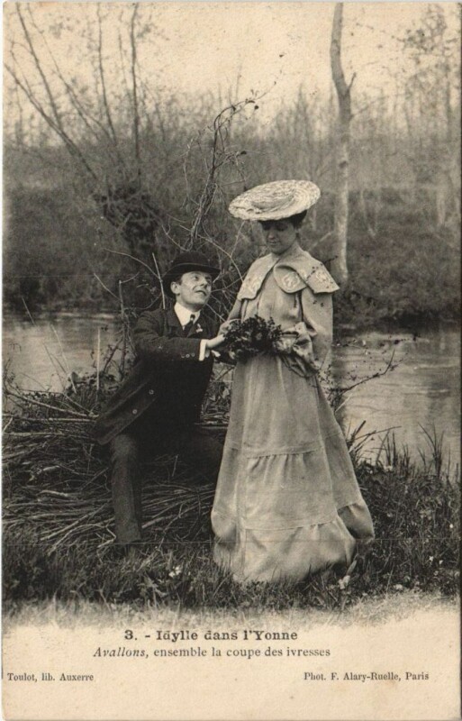 Carte postale ancienne Idylle dans l'Yonne - Avallons Ensemble la Coupe des Ivresses à Avallon
