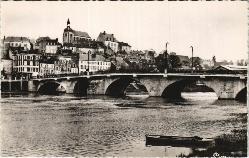 Carte postale ancienne Joigny Le Pont sur l'Yonne et l'Eglise Saint-Jean à Joigny