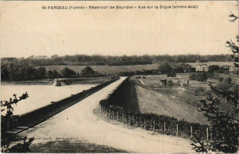 Carte postale ancienne Saint-Fargeau Reservoir de Bourdon - Vue sur la Digue à Saint-Fargeau