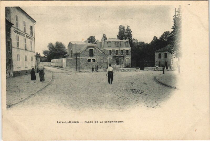 Carte postale ancienne Lizy-Sur-Ourcq place de la Gendarmerie à Lizy-sur-Ourcq