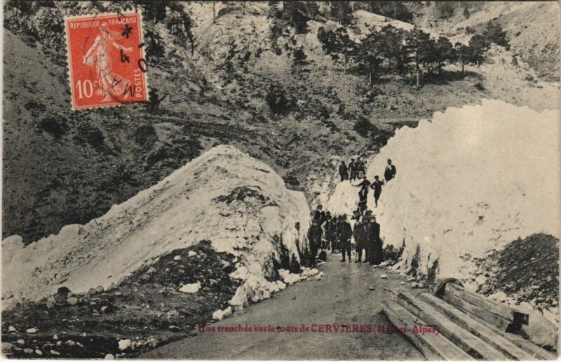 Carte postale ancienne Une Tranchee sur la Route de Cervieres
