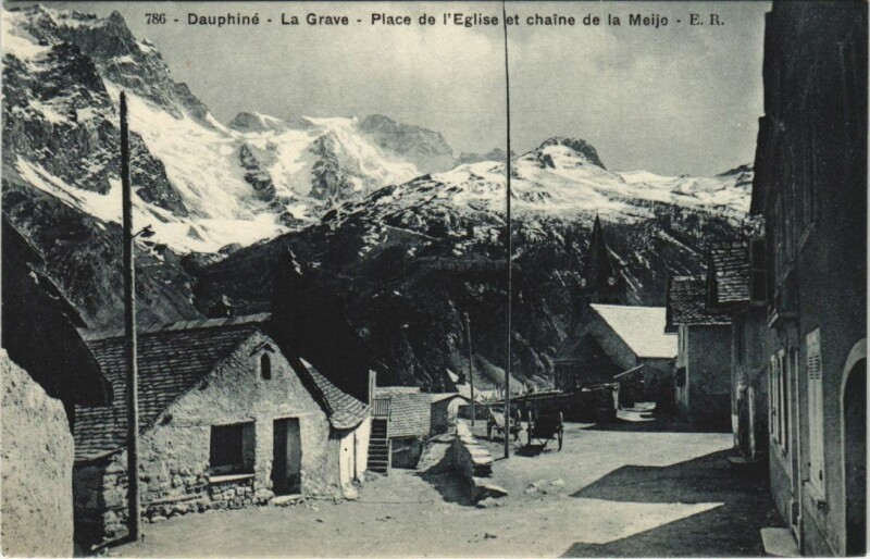 Carte postale ancienne La Grave Place de l'Eglise et Chaine de la Meije à La Grave
